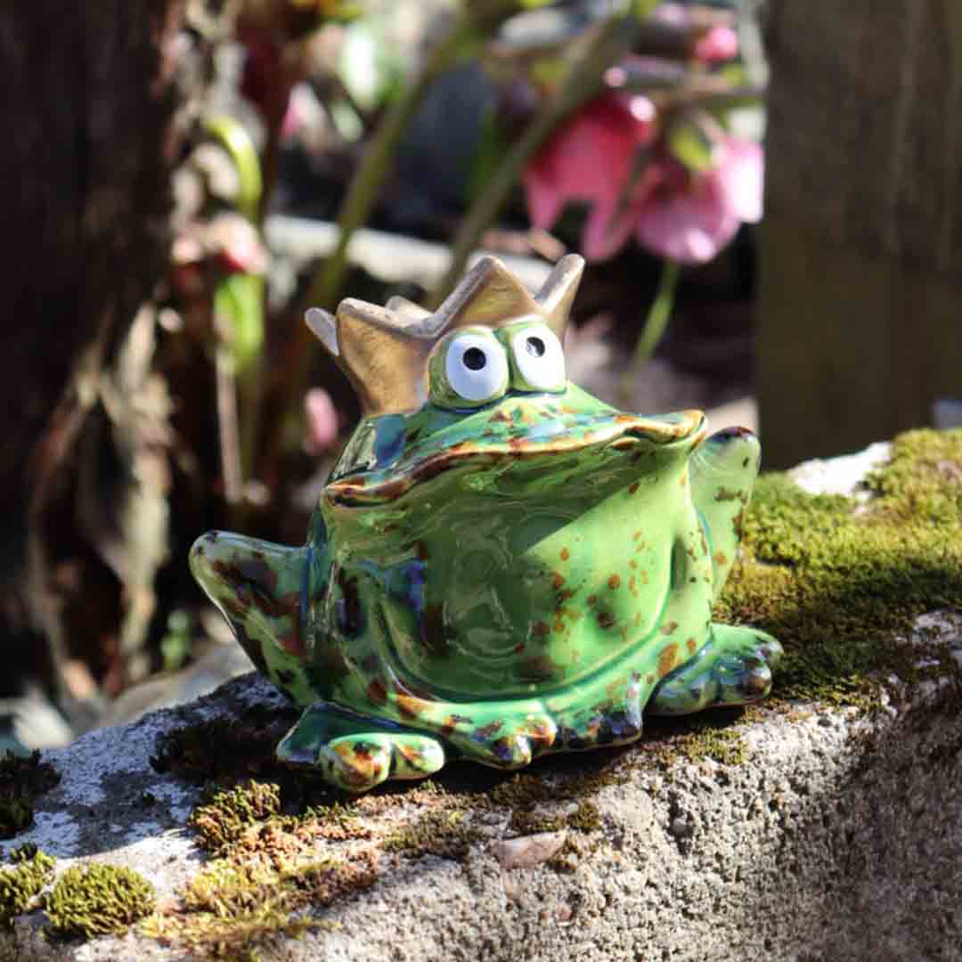 Froschkönig sitzend Keramikfigur – liebevolle Handarbeit