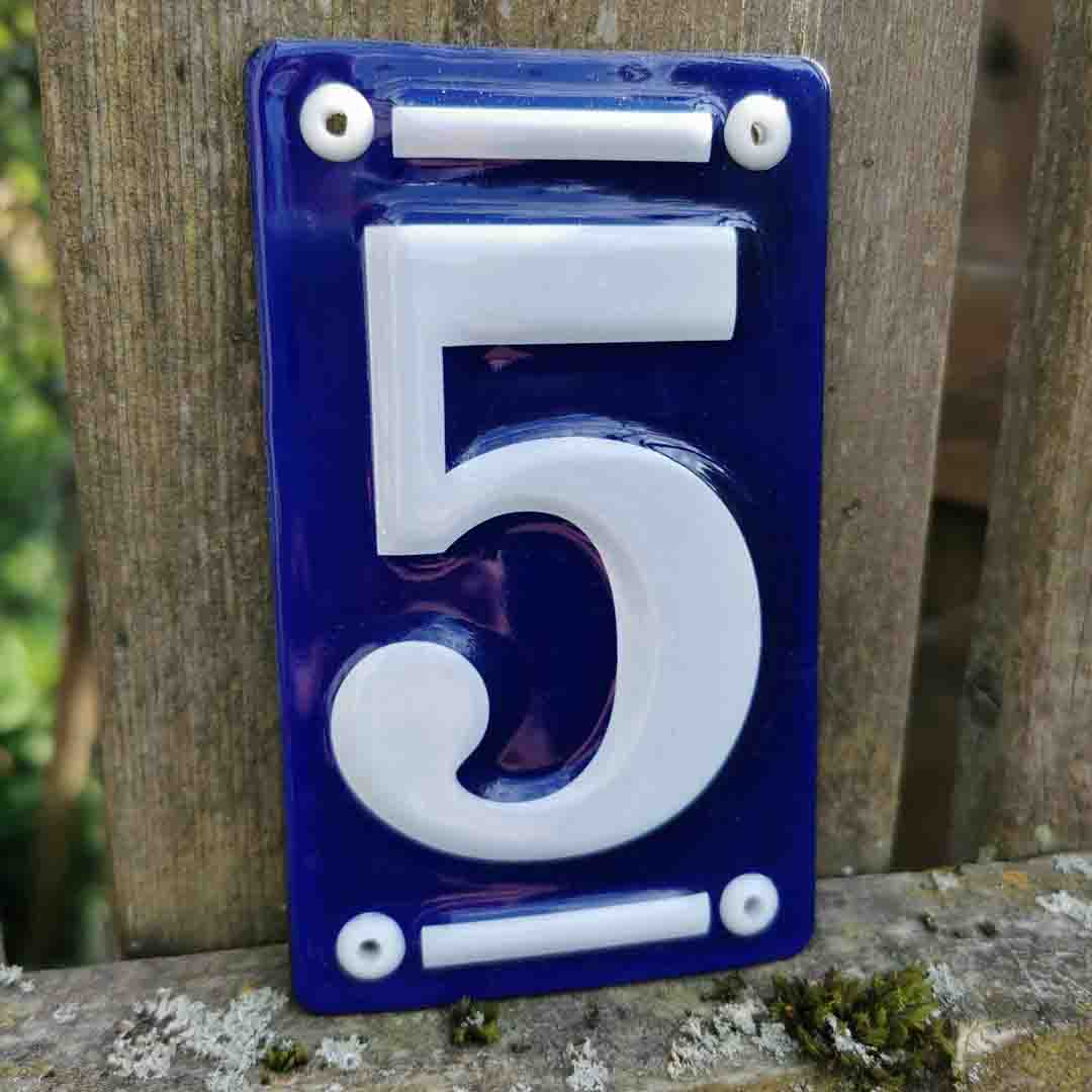 Vintage Emaille-Hausnummern & Zierelemente weiß auf blau