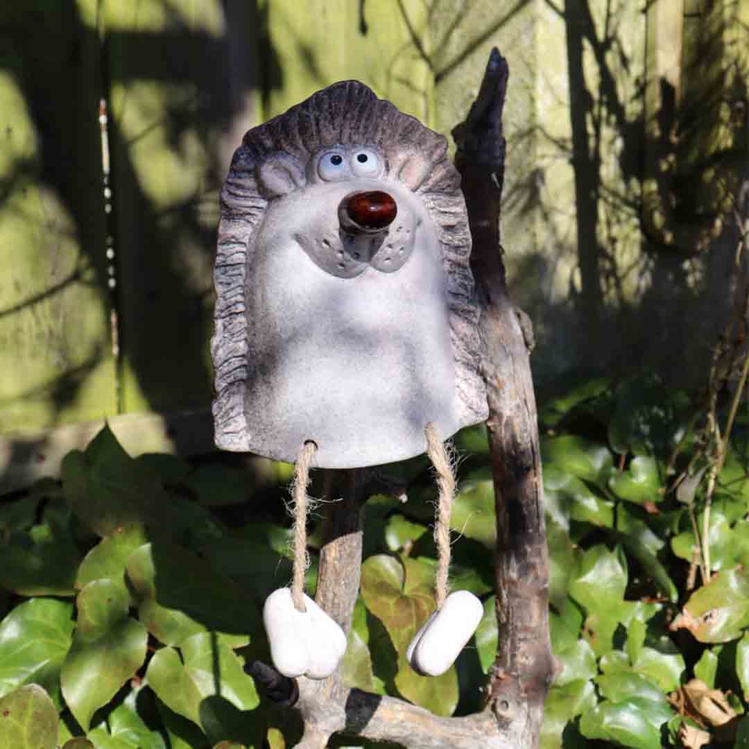 Liebevoller Igel Zaunhocker aus Keramik mit baumelnden Beinen