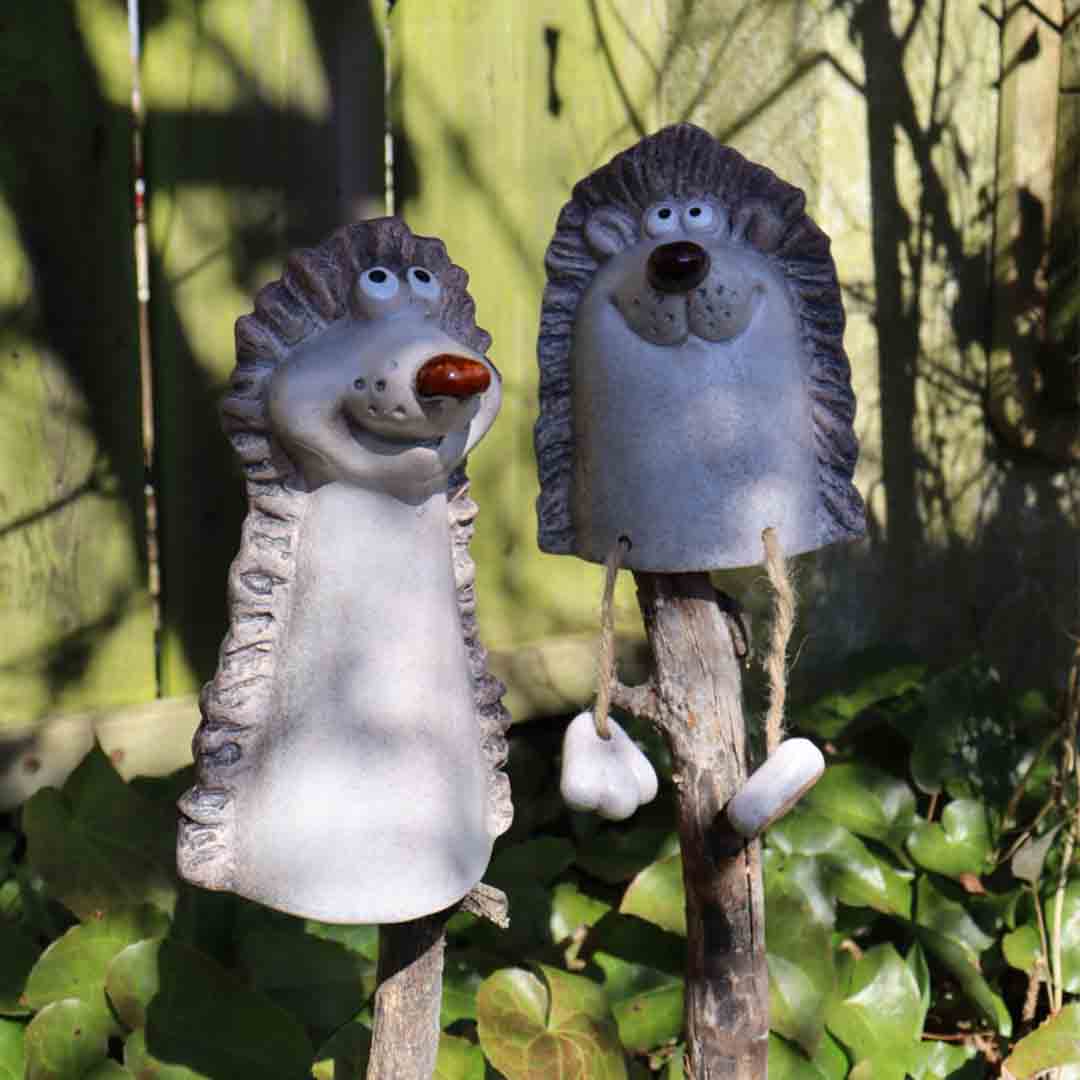 Liebevoller Igel Zaunhocker aus Keramik mit baumelnden Beinen