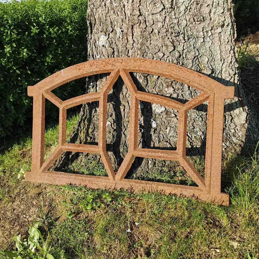 Stallfenster Gusseisen mit leichtem Bogen und ausgefallenen Sprossen 69 cm x 44 cm