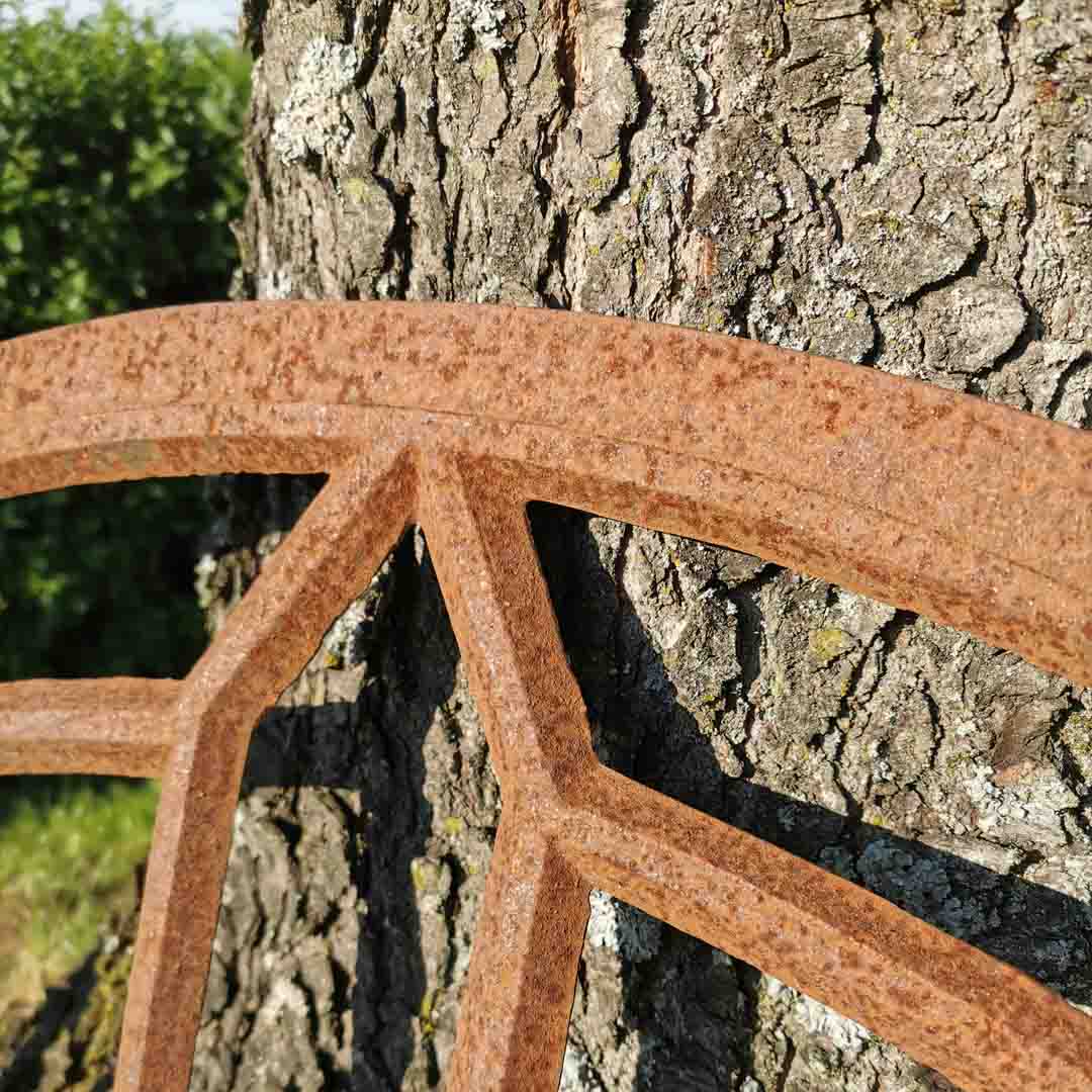 Stallfenster Gusseisen mit leichtem Bogen und ausgefallenen Sprossen 69 cm x 44 cm