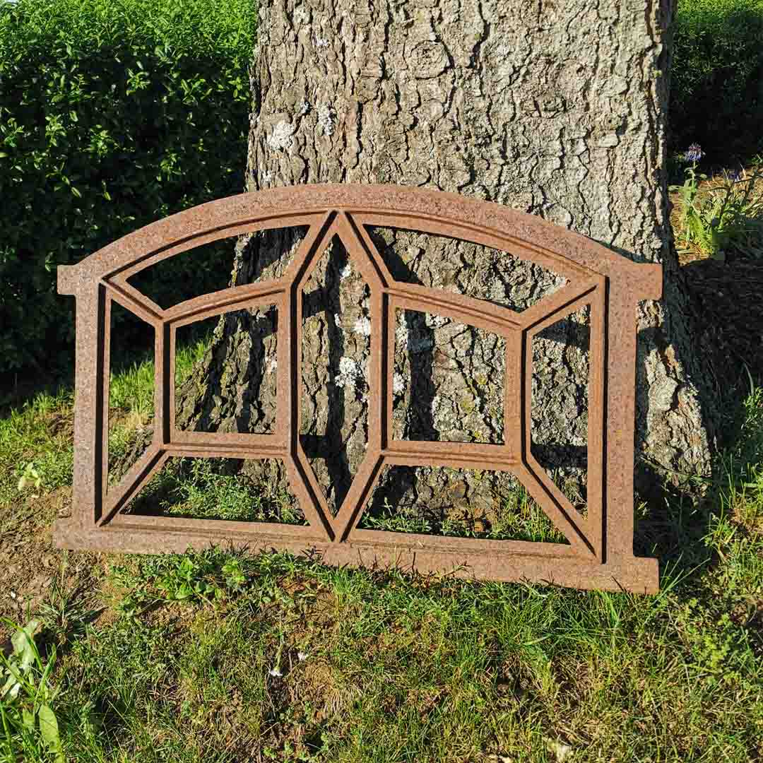 Stallfenster Gusseisen mit leichtem Bogen und ausgefallenen Sprossen 69 cm x 44 cm