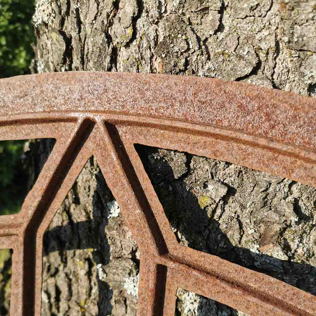 Stallfenster Gusseisen mit leichtem Bogen und ausgefallenen Sprossen 69 cm x 44 cm