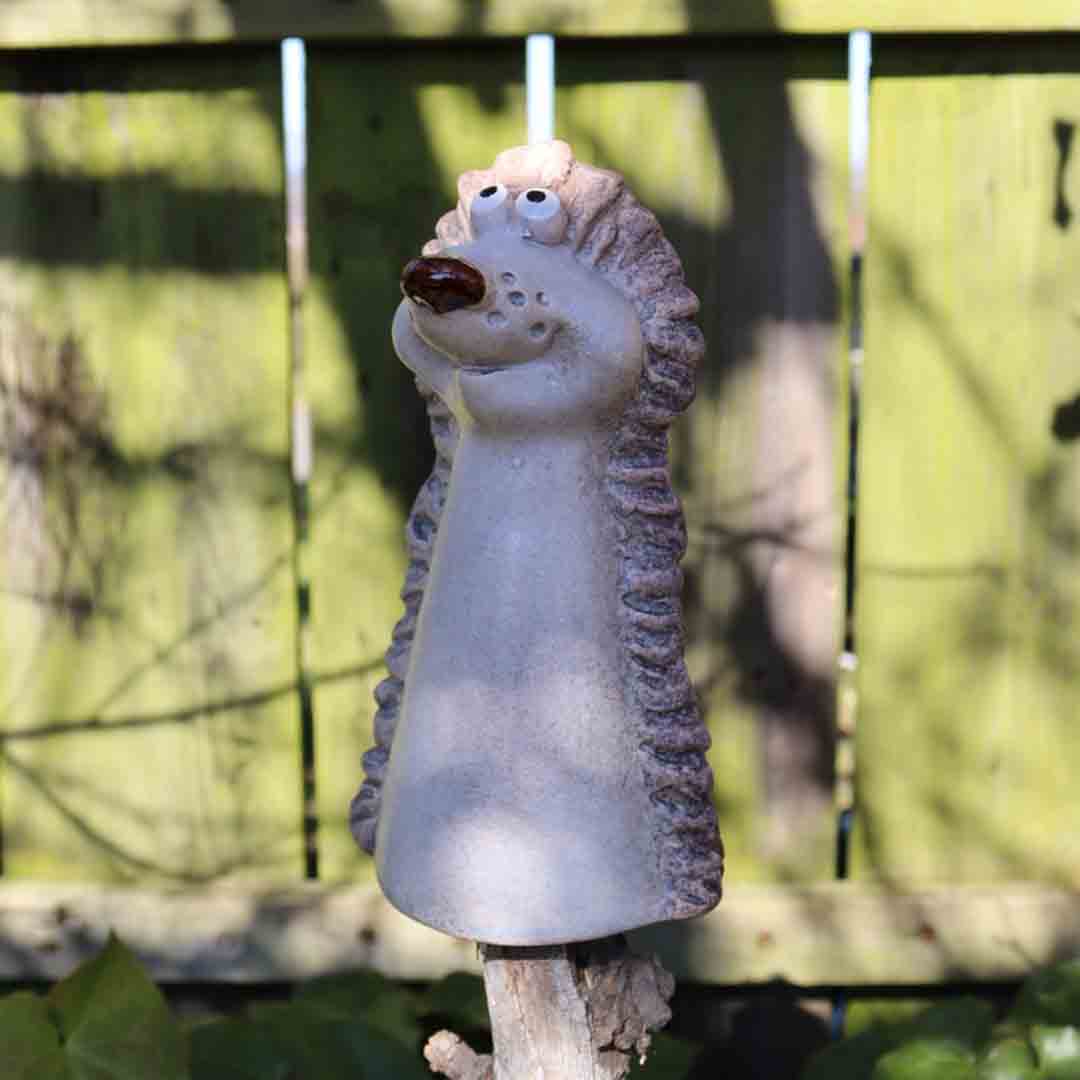 Witziger Zaunhocker Igel – Charmante Gartendeko aus Keramik