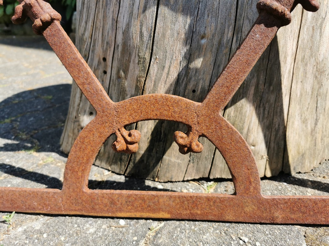 Gusseisen-Stallfenster halbrund für historische Gartengestaltung