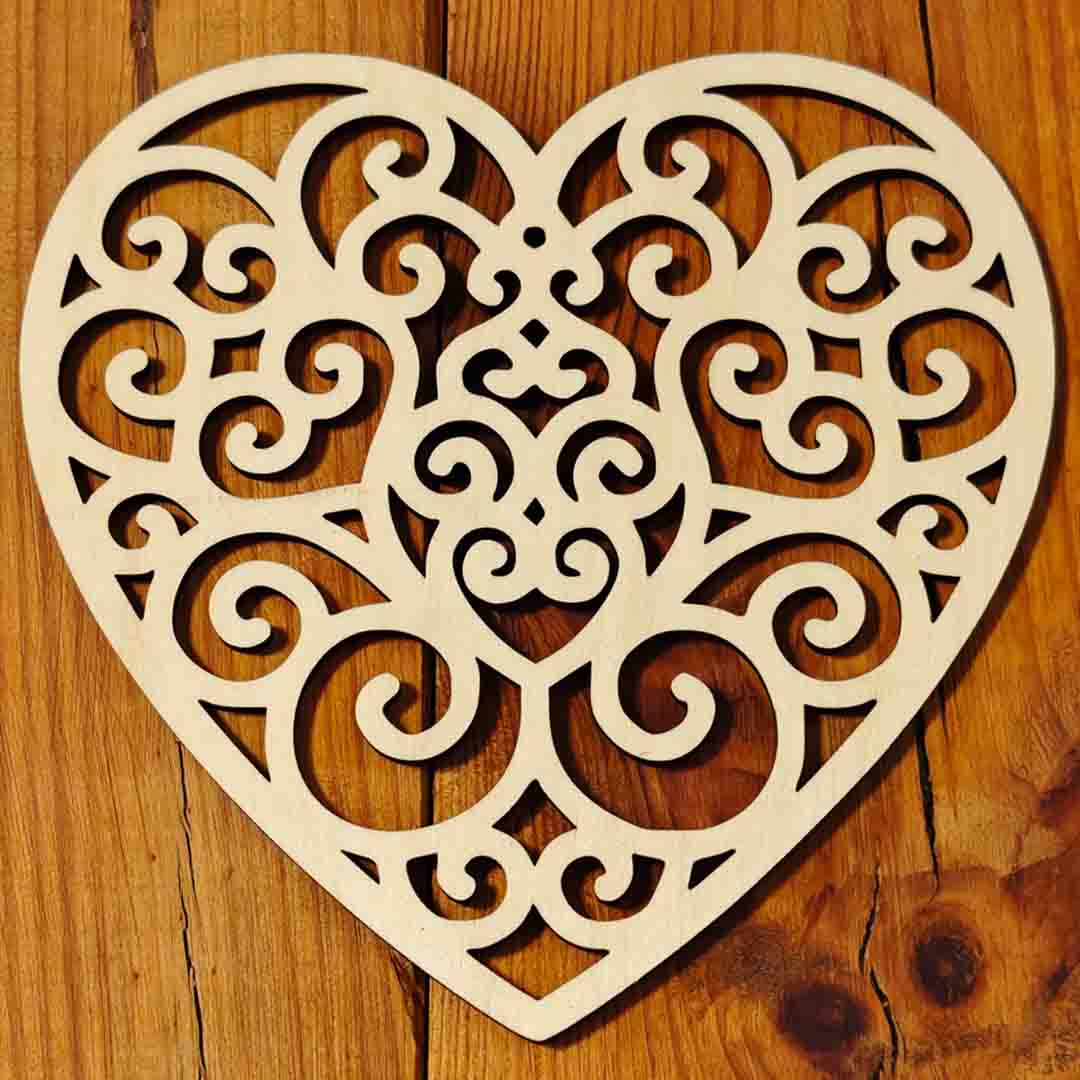 Herz Ornament aus Holz – filigran zum Hängen oder Dekorieren