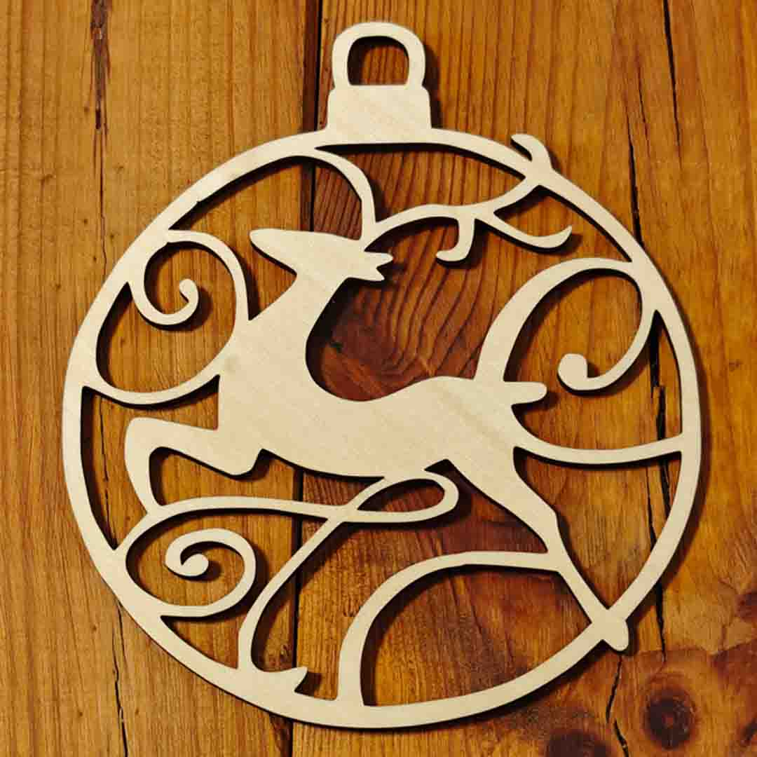 Ornament mit Hirsch aus Holz – filigran und natürlich