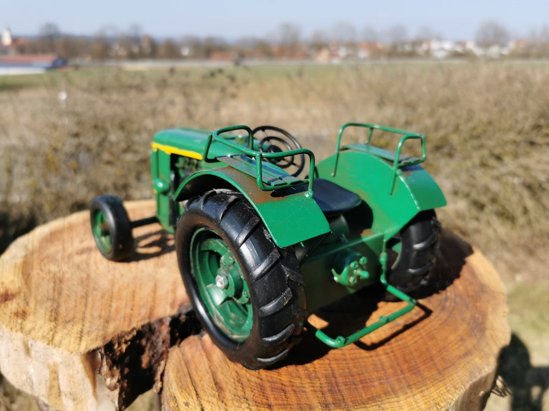 Grüner Traktor Blechmodell Johnny