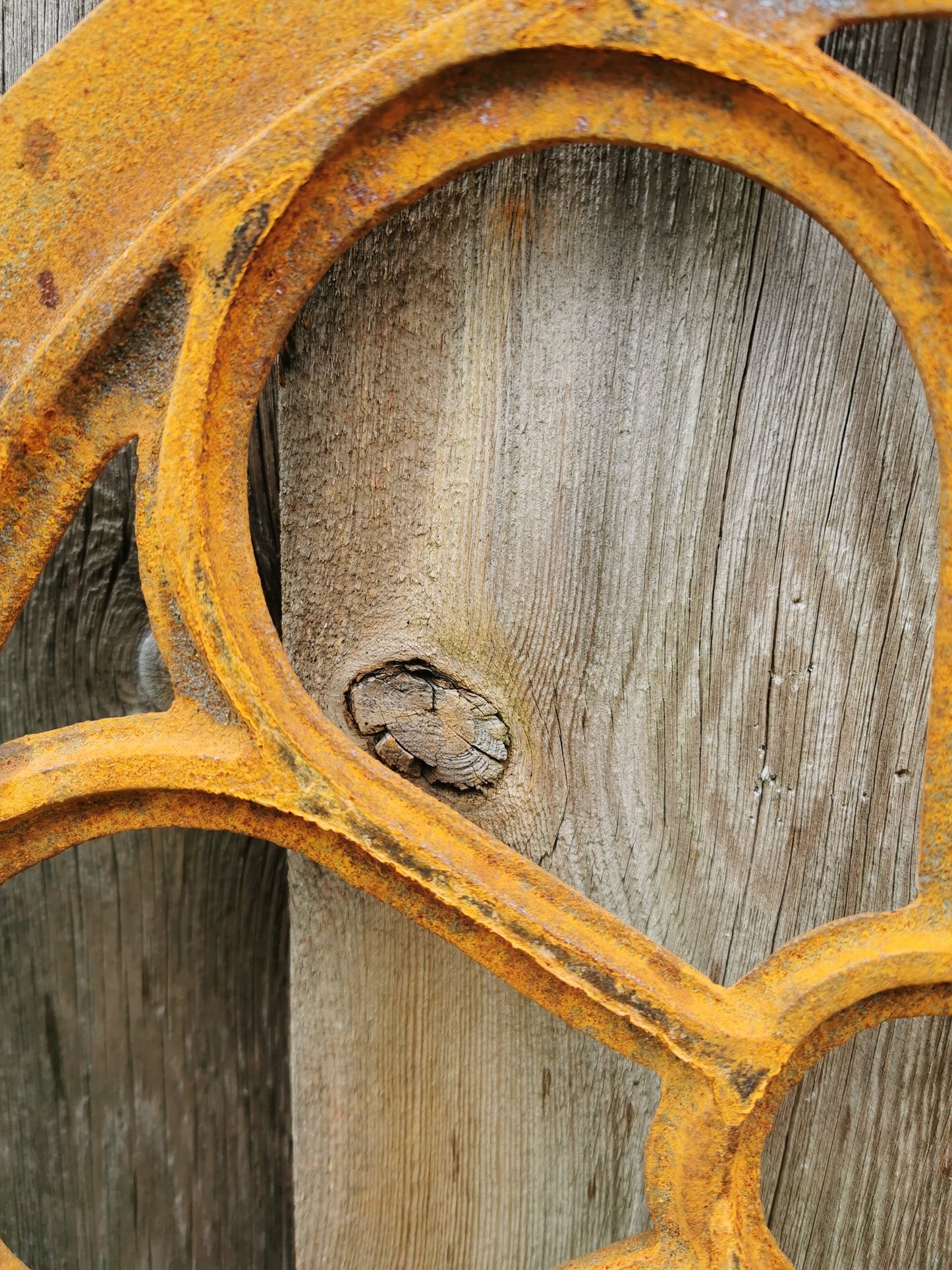 Rundes Scheunen- Stallfenster aus Gusseisen 43 cm Vintage Design Detail