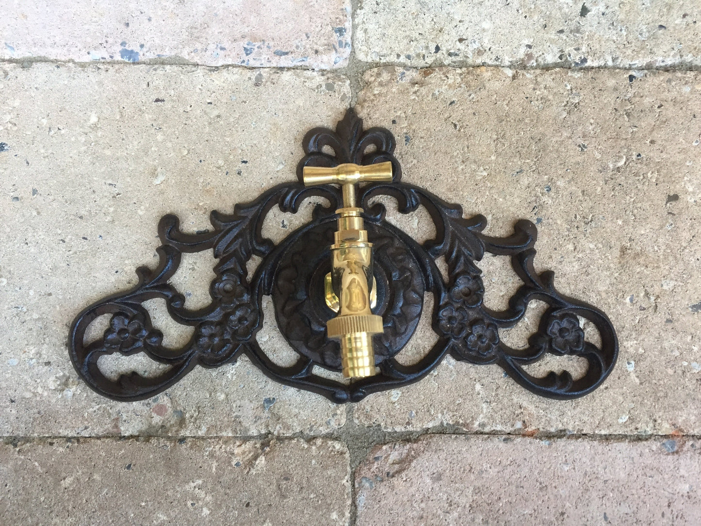 Wandornament mit Wasserhahn aus Gusseisen und Messing - der Wohnsinnige