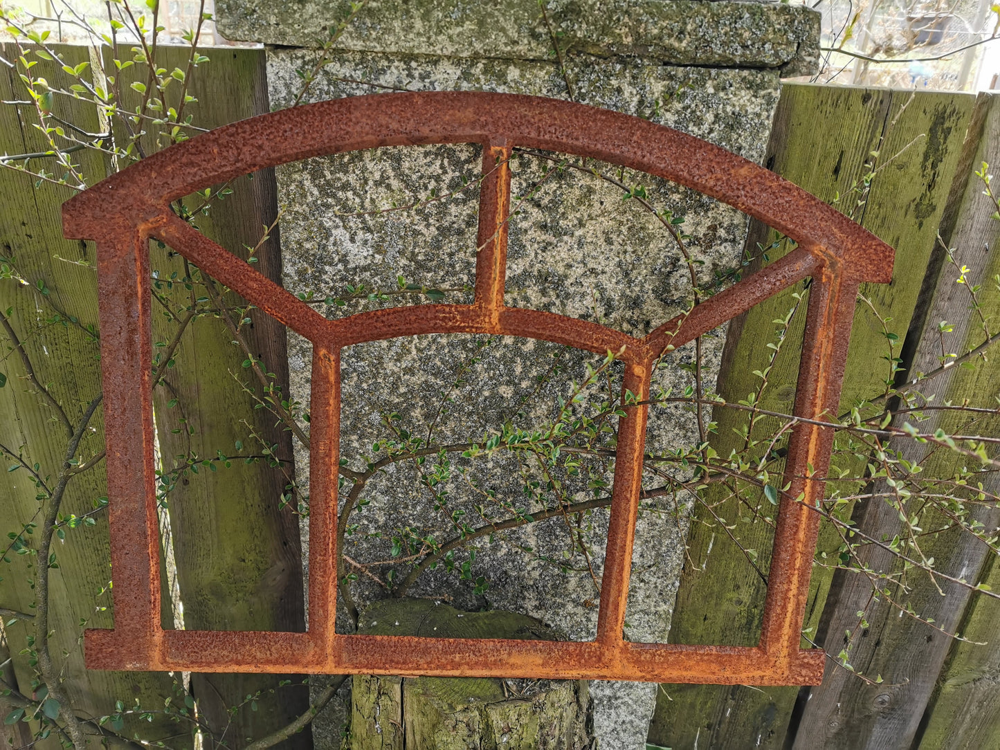 Stallfenster, Scheunenfenster mit Rost-Patina vorne