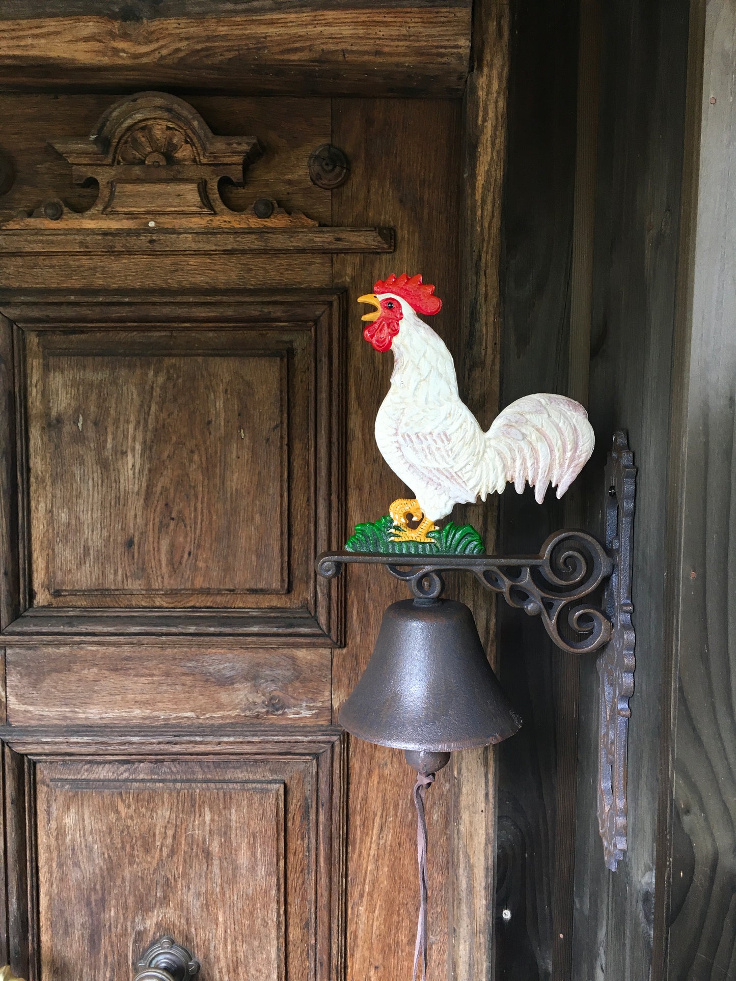 Türglocke aus Gusseisen mit einem stolzen weißen Hahn