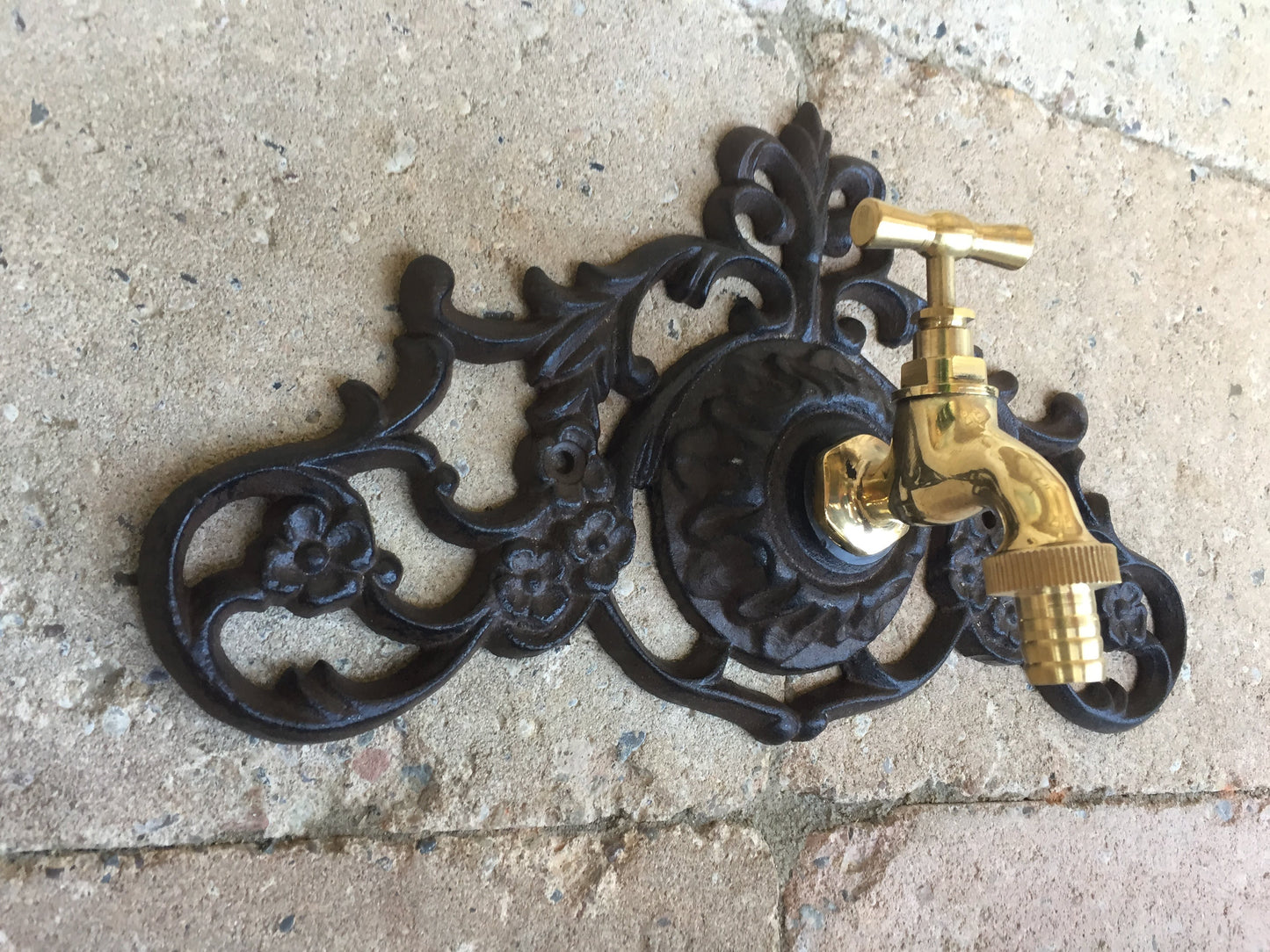 Wandornament mit Wasserhahn aus Gusseisen und Messing - der Wohnsinnige