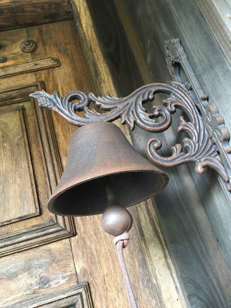 Große Türglocke im Stil der Gründerzeit aus massivem Gusseisen