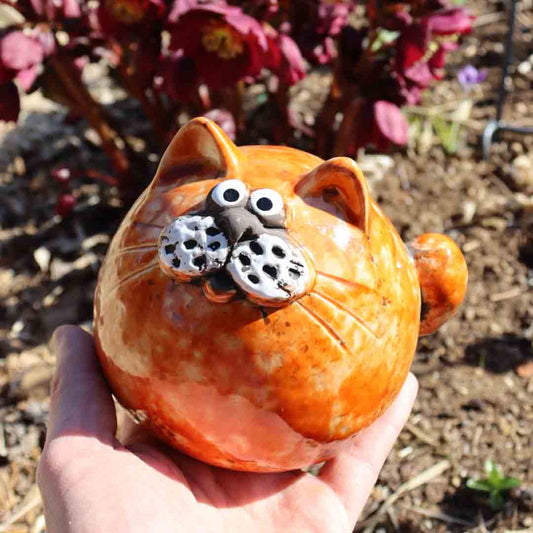 Charmante braune Keramik-Katze in Kugelform, handgefertigt