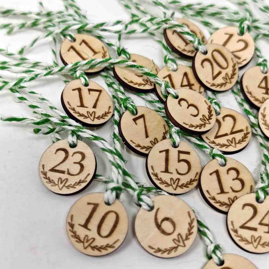 24 Anhänger für Adventskalender Holz graviert rund
