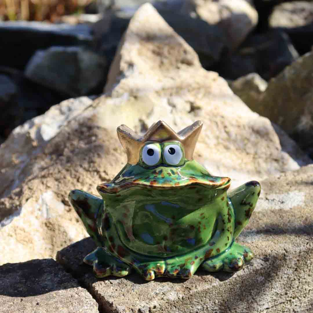 Froschkönig sitzend Keramikfigur – liebevolle Handarbeit