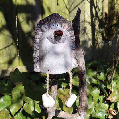 Liebevoller Igel Zaunhocker aus Keramik mit baumelnden Beinen