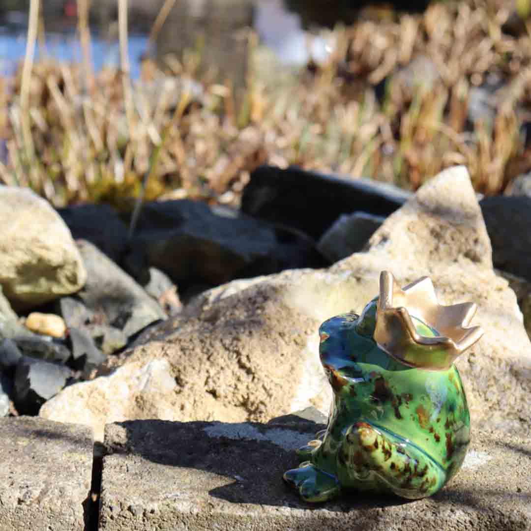 Froschkönig sitzend Keramikfigur – liebevolle Handarbeit