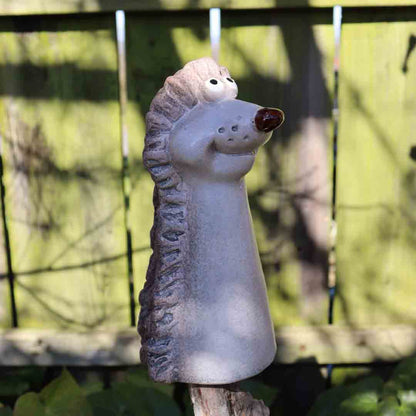 Witziger Zaunhocker Igel – Charmante Gartendeko aus Keramik