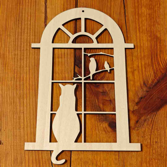 Fensterbild mit Katze und Vögeln – filigran aus Holz gefertigt