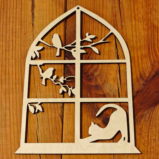 Fensterbild mit Katze und Vögeln – filigran mit Spitzbögen