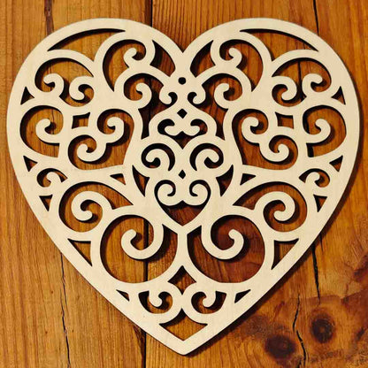 Herz Ornament aus Holz – filigran zum Hängen oder Dekorieren
