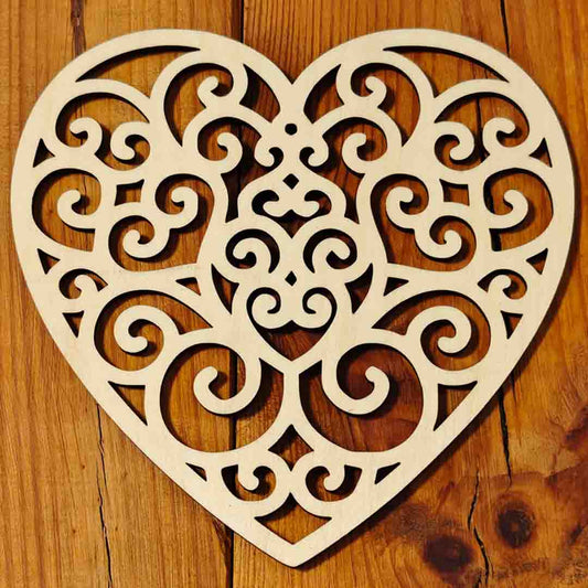 Herz Ornament aus Holz – filigran zum Hängen oder Dekorieren