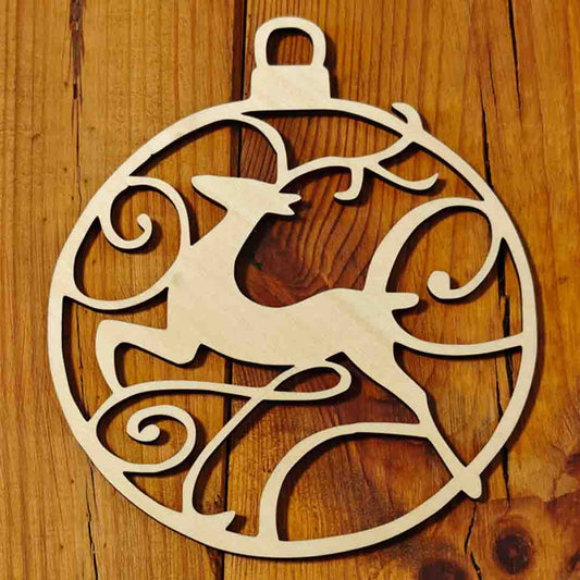 Ornament mit Hirsch aus Holz – filigran und natürlich
