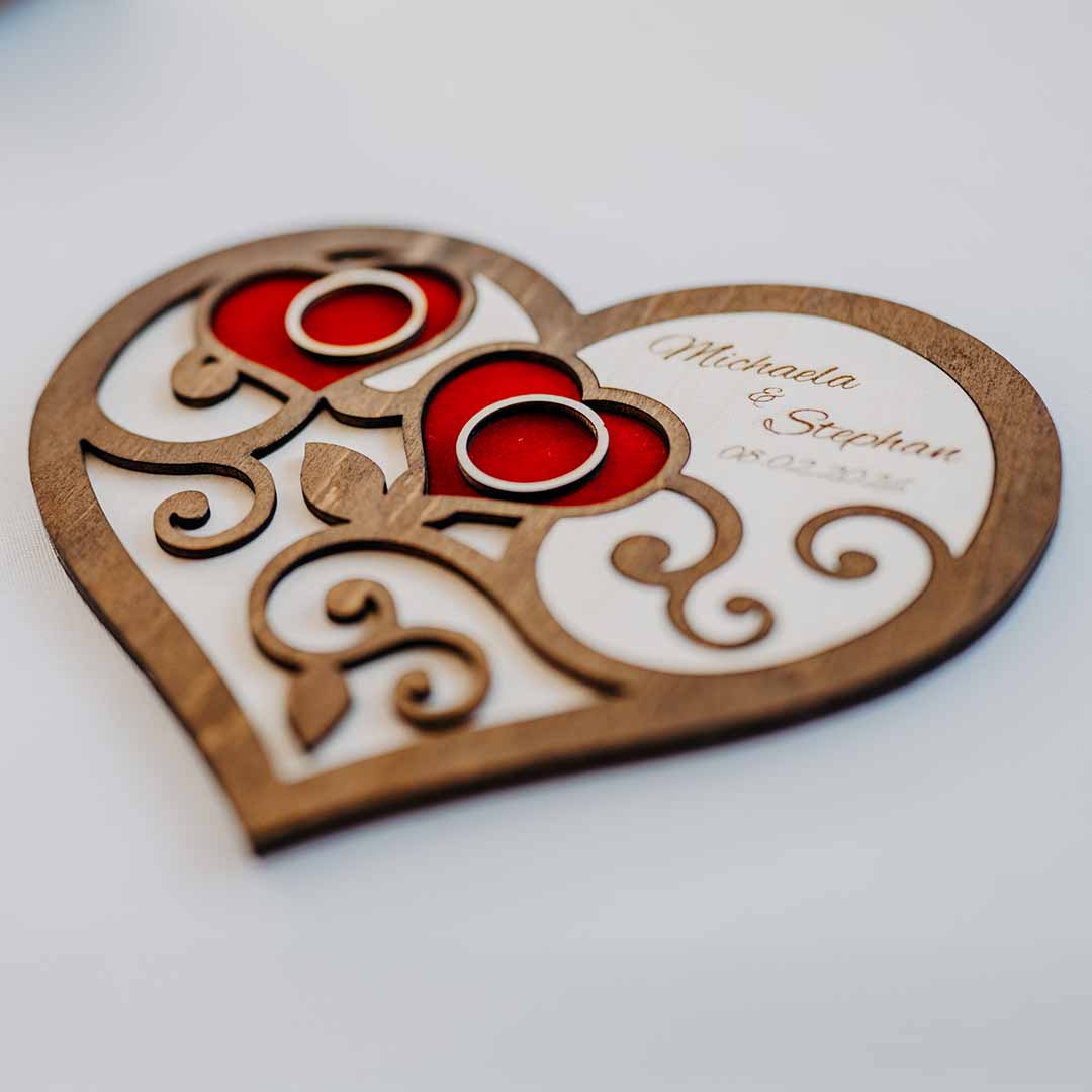 Personalisierbare Ringablage aus Holz und Samt für die Hochzeit