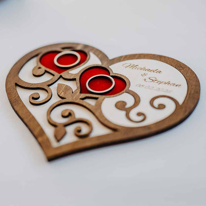 Personalisierbare Ringablage aus Holz und Samt für die Hochzeit