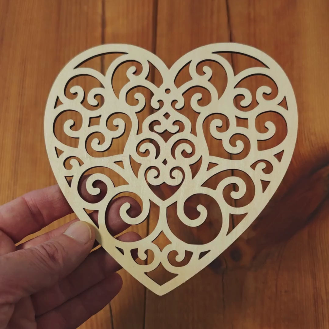 Herz Ornament aus Holz – filigran zum Hängen oder Dekorieren