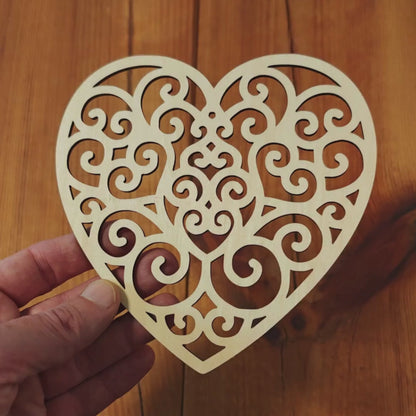 Herz Ornament aus Holz – filigran zum Hängen oder Dekorieren