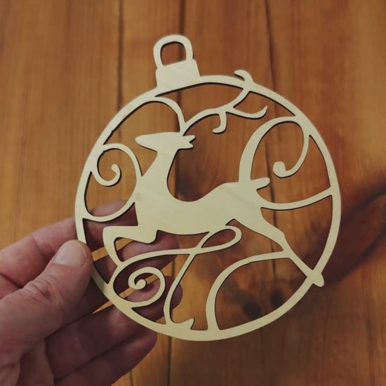 Ornament mit Hirsch aus Holz – filigran und natürlich