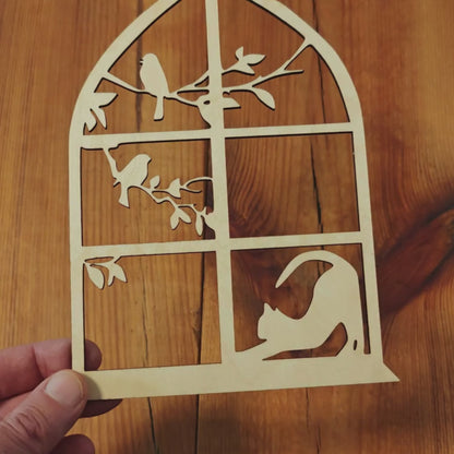 Fensterbild mit Katze und Vögeln – filigran mit Spitzbögen