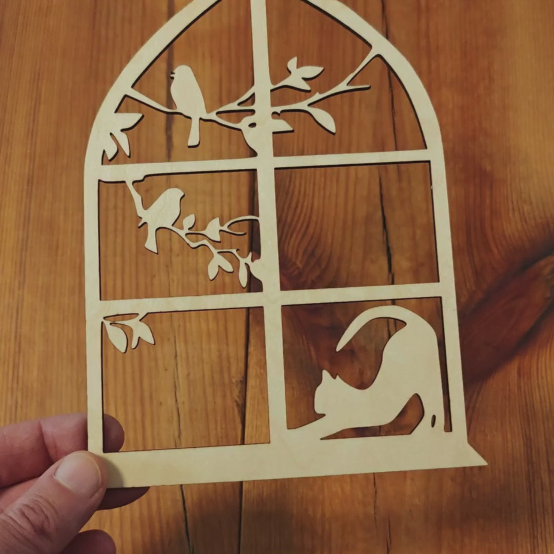 Fensterbild mit Katze und Vögeln – filigran mit Spitzbögen