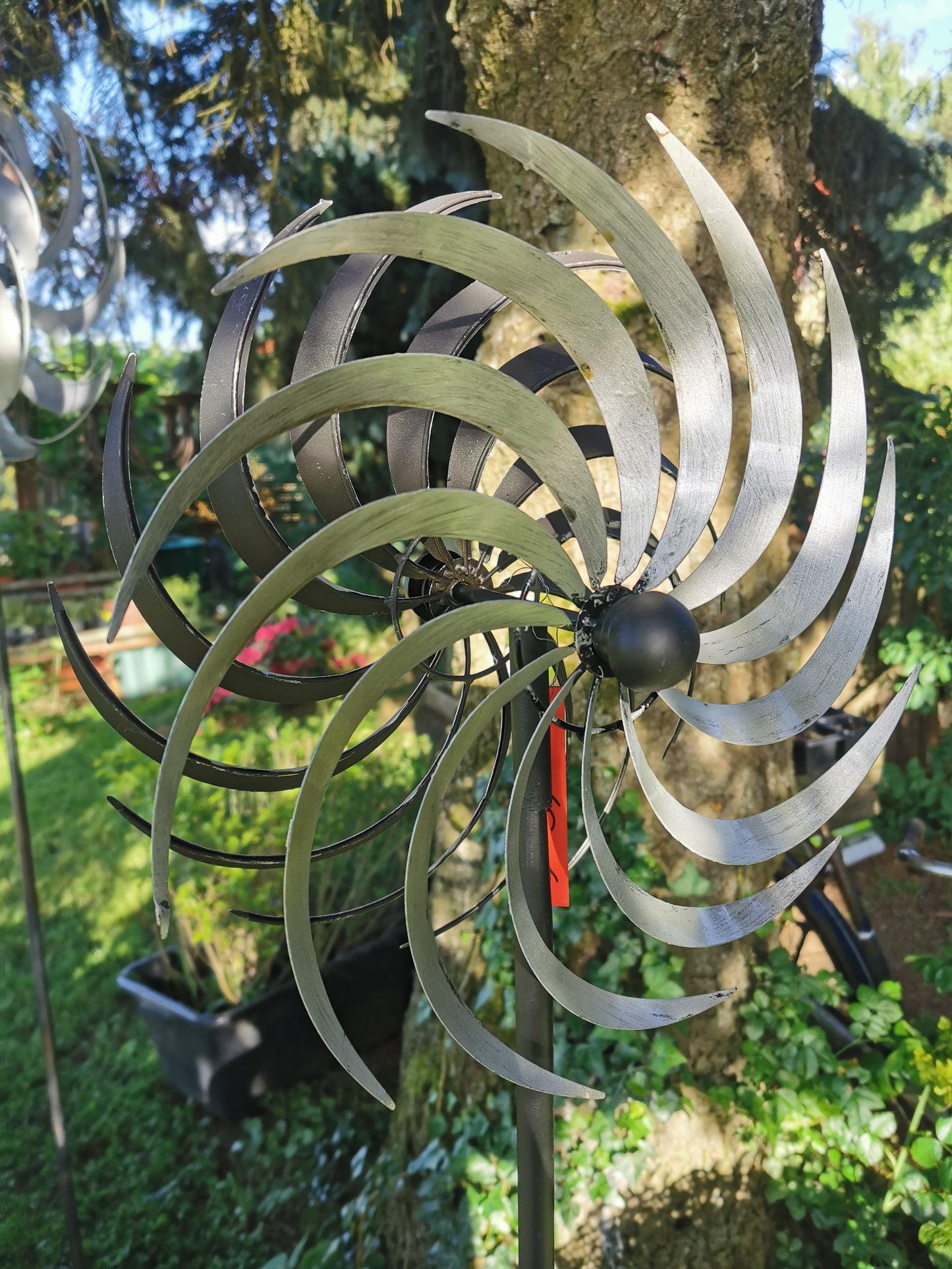 Doppeltes Windrad aus Metall - der Wohnsinnige