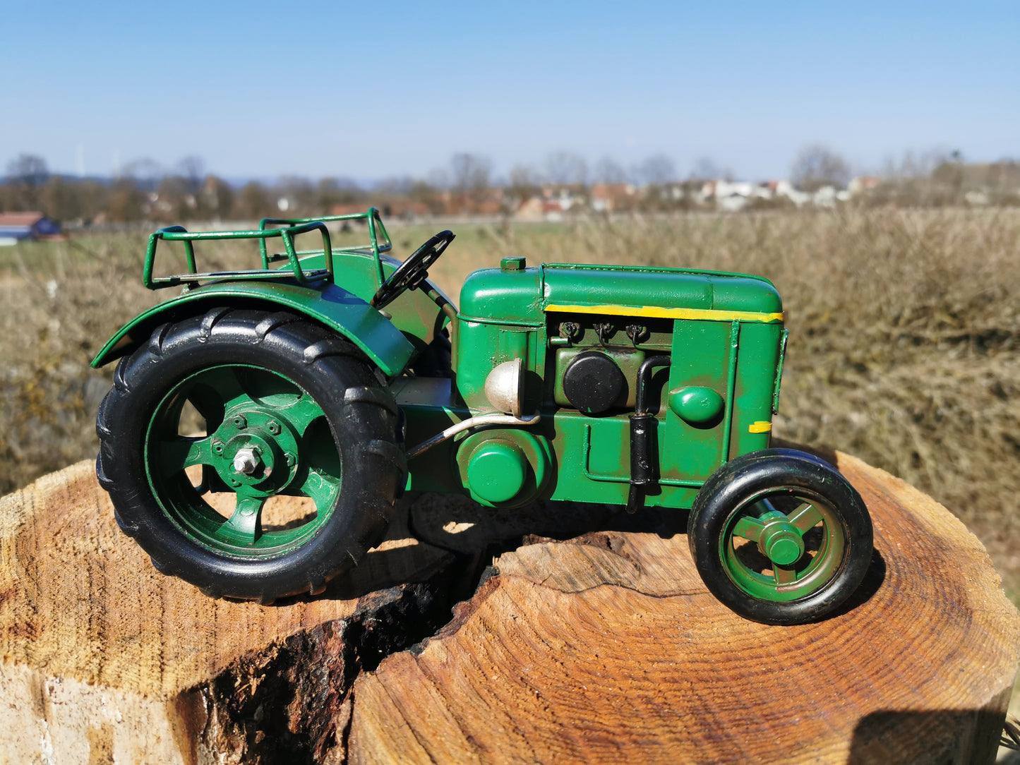 Grüner Traktor Blechmodell Johnny