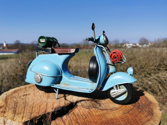 Roller Blechmodell hellblau im Vintage-Design