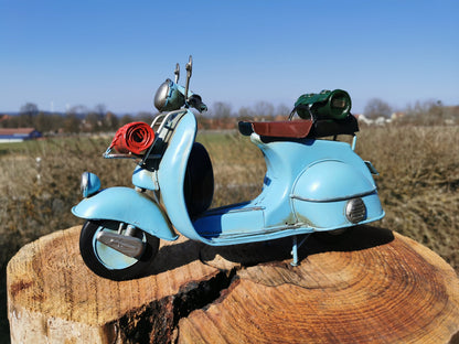 Roller Blechmodell hellblau im Vintage-Design