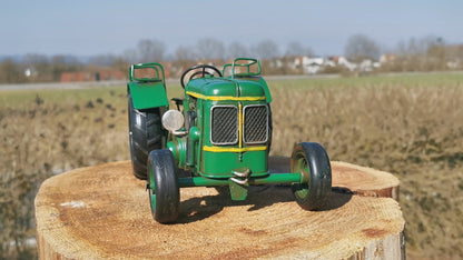 Grüner Traktor Blechmodell Johnny