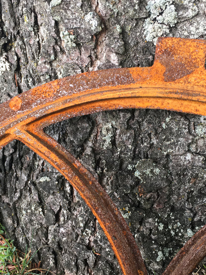 Halbrundes Stallfenster, Scheunenfenster 60 cm x 34 cm Antik Design Detail