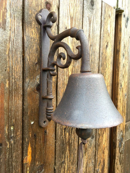 Große klassische Türglocke aus Gusseisen