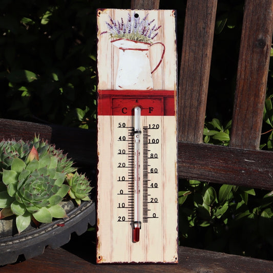 Thermometer auf einem Blechschild im Cottage Design