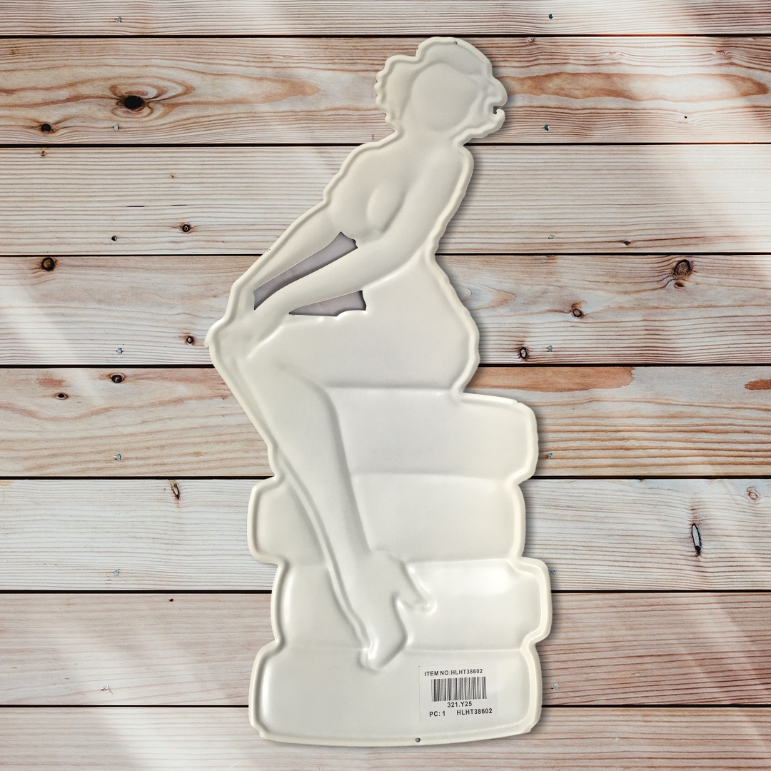 Blechschild Pin-Up Girl auf dem Reifenstapel 03